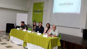 Speaking at a panel event (in Spanish)